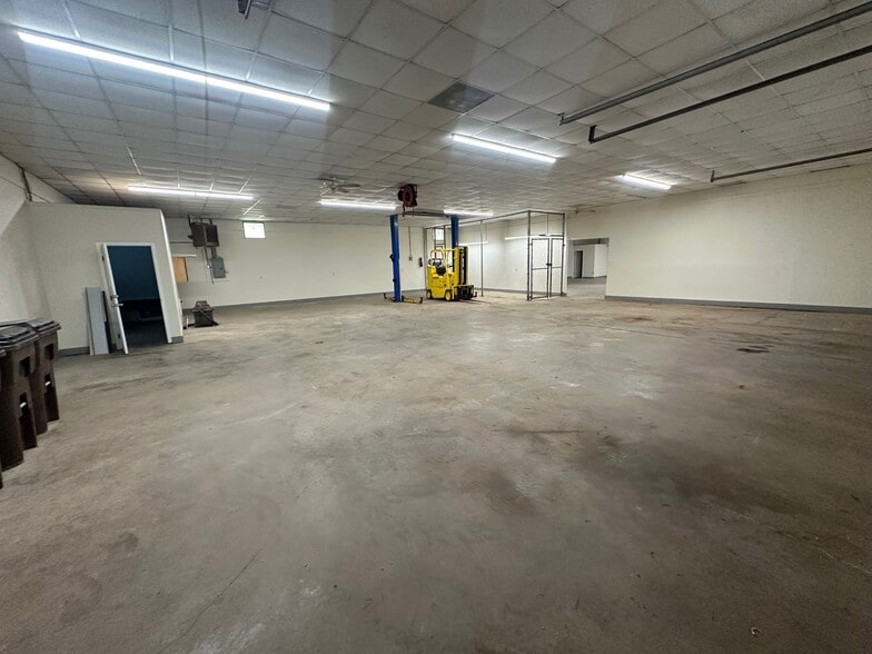 More Photos Of 700 Main St, Elsmere Warehouse For Lease