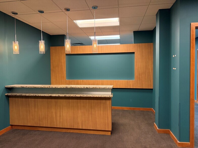More Photos Of 2009 W Beltline Hwy, Madison Office For Lease