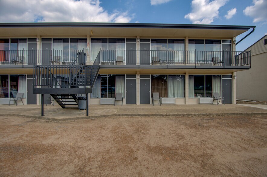 More Photos Of 100 W Wilson St, Valliant Hotel For Sale