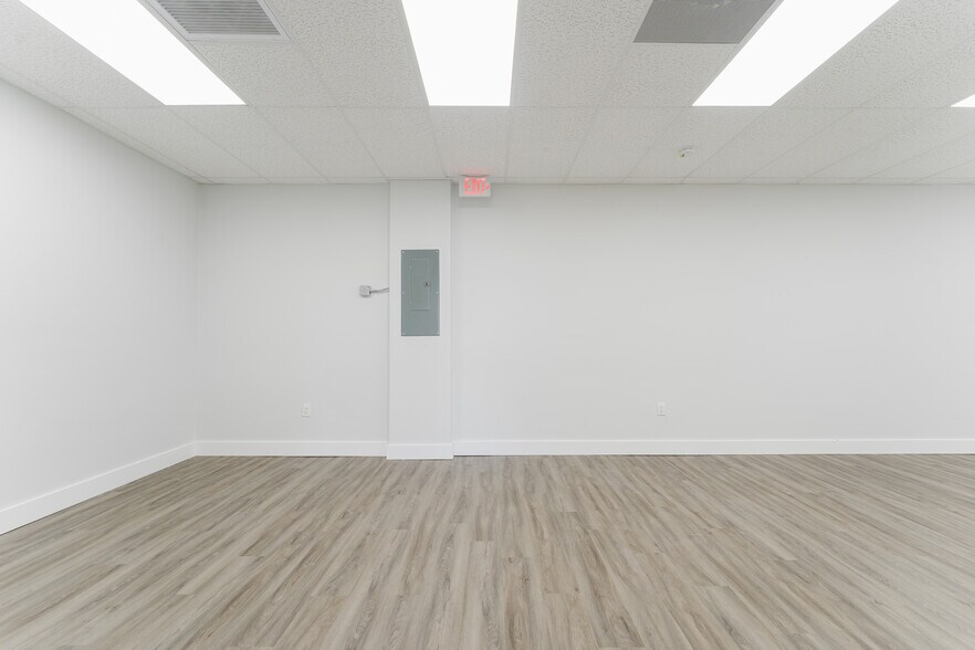 More Photos Of 209 W Hillsboro Blvd, Deerfield Beach General Retail For Lease