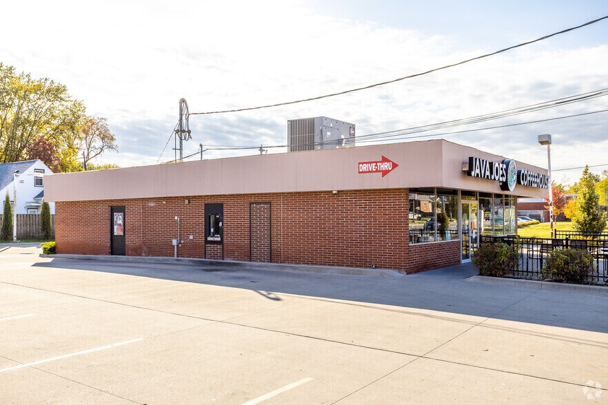 More Photos Of 4944 Douglas Ave, Des Moines Restaurant For Lease