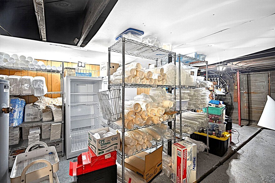 More Photos Of 124 S Fillmore St, Osceola Flex For Sale