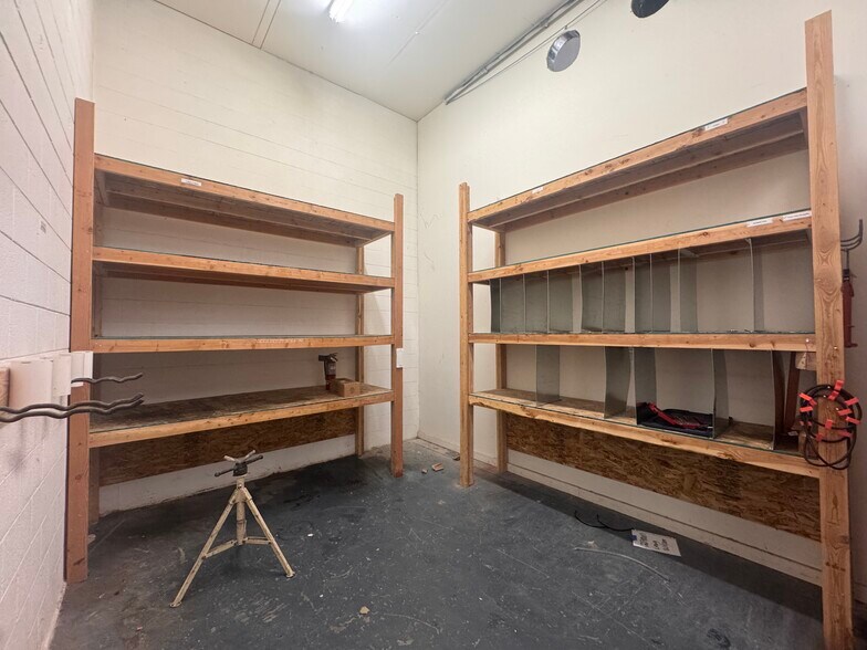 More Photos Of 518-540 S Commerce Dr, Orem Warehouse For Lease