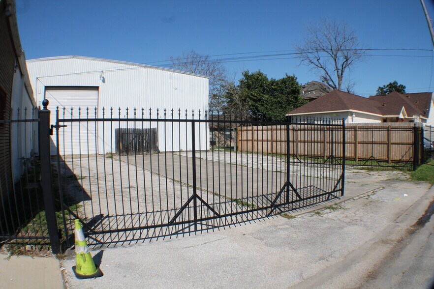 More Photos Of 5517 Dorbrandt St, Houston Warehouse For Lease