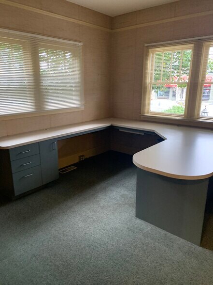 More Photos Of 980 Market St NE, Salem Office For Sale