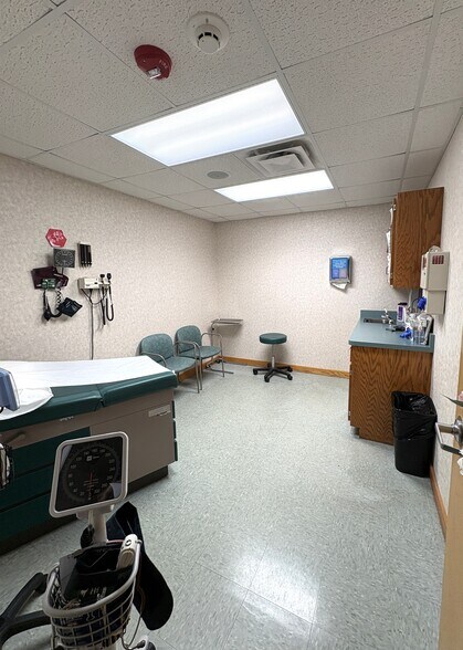 More Photos Of 1 E County Line Rd, Sandwich Medical For Lease