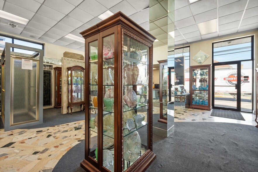 More Photos Of 700 5th Ave, Coraopolis Showroom For Sale