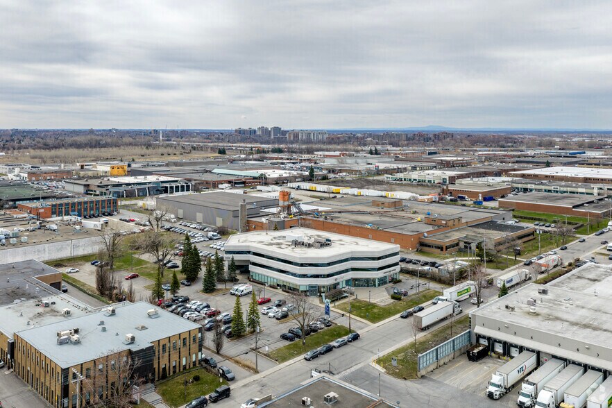 More Photos Of 5500 Av Royalmount, Mt Royal Office Residential For Lease