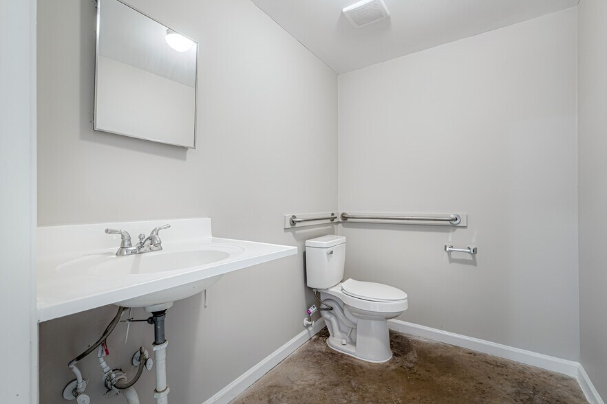 More Photos Of 6383 Summer Gale Dr, Memphis Warehouse For Lease