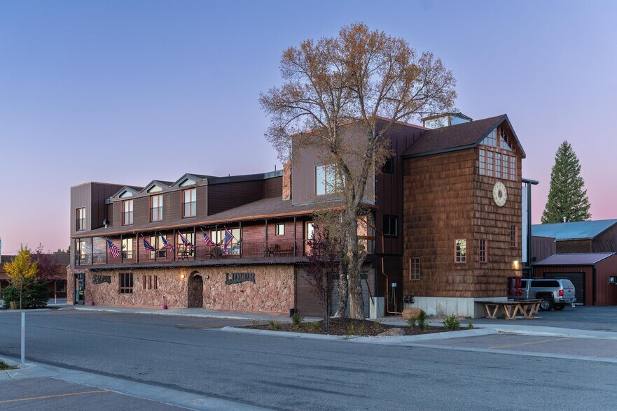 More Photos Of 117 Pine St, Pinedale Restaurant For Sale