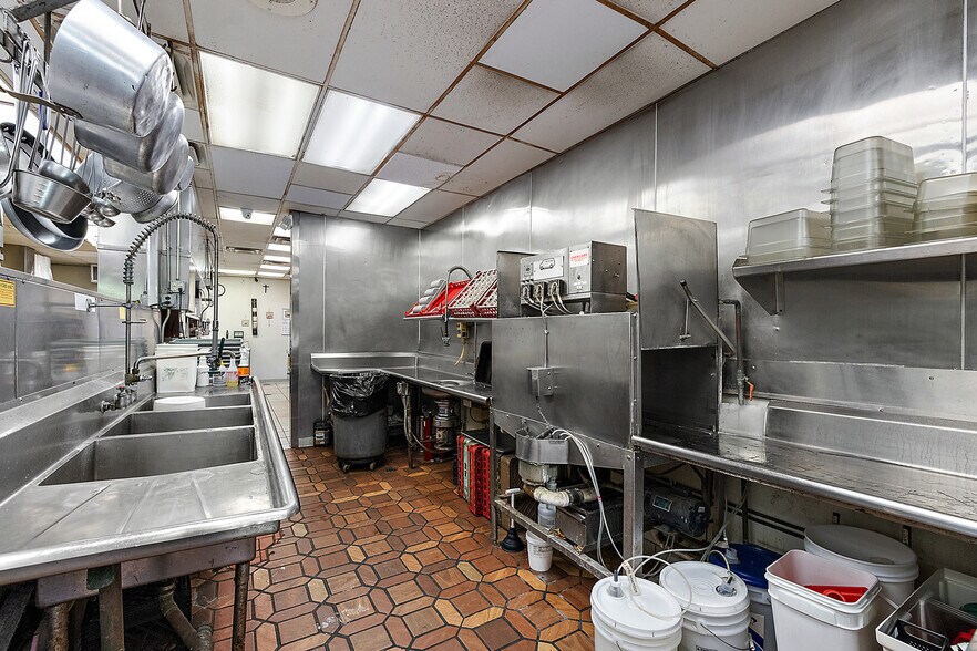 More Photos Of 37116 S Groesbeck Hwy, Clinton Township Restaurant For Sale