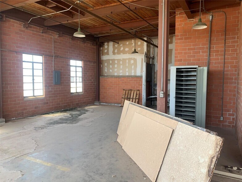 More Photos Of 309 S Pioneer Dr, Abilene Manufacturing For Sale