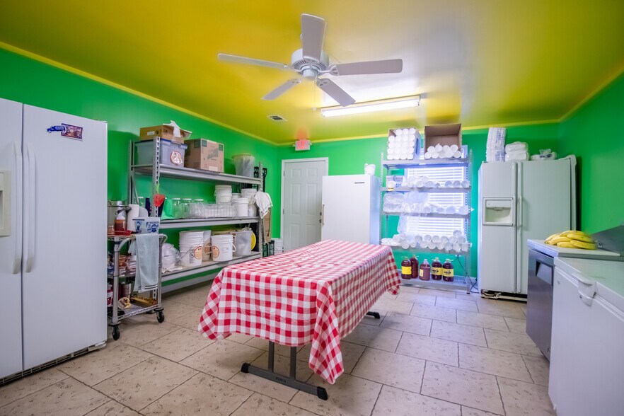 More Photos Of 518 Mill Ave, Conroe General Retail For Sale