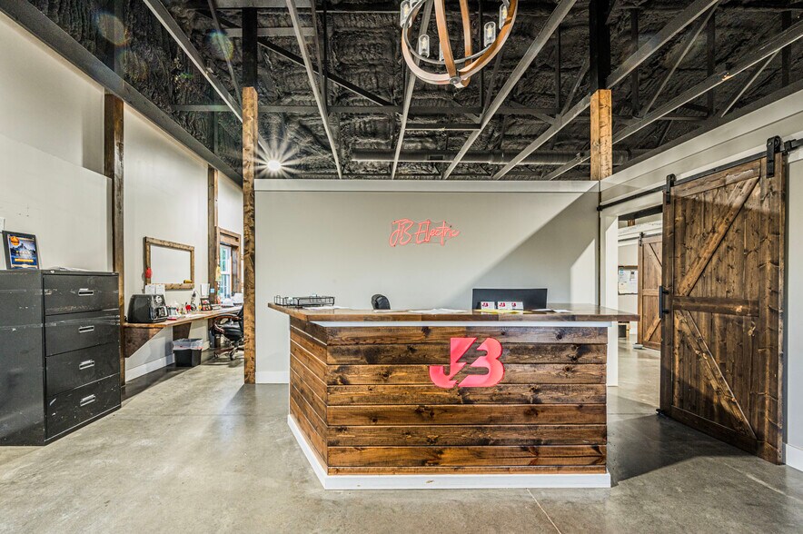 More Photos Of 923 Glen Lily Rd, Bowling Green Office For Sale