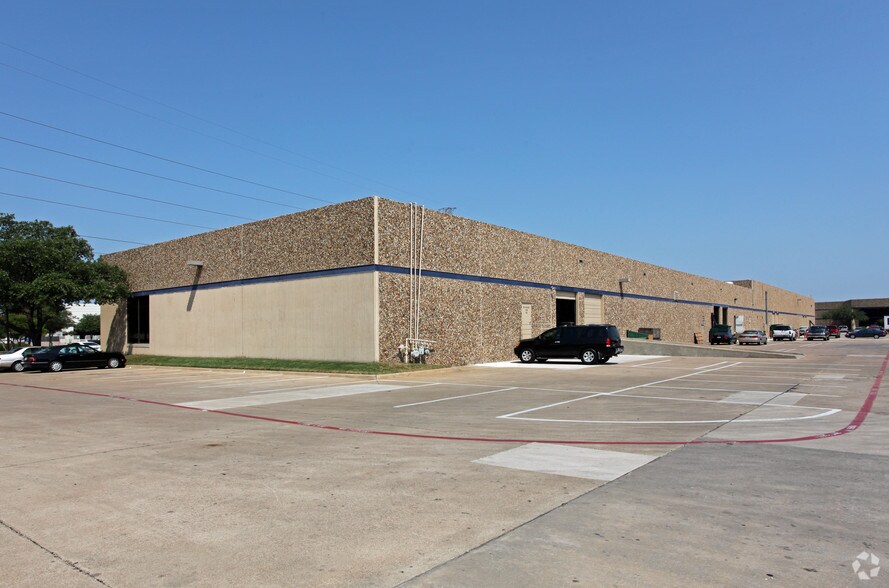 More Photos Of 1825 Monetary Ln, Carrollton Distribution For Lease
