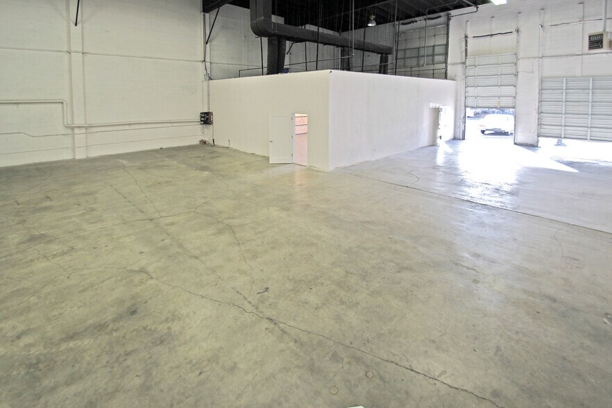 More Photos Of 126 NE Emerson Ave, Bend Distribution For Lease