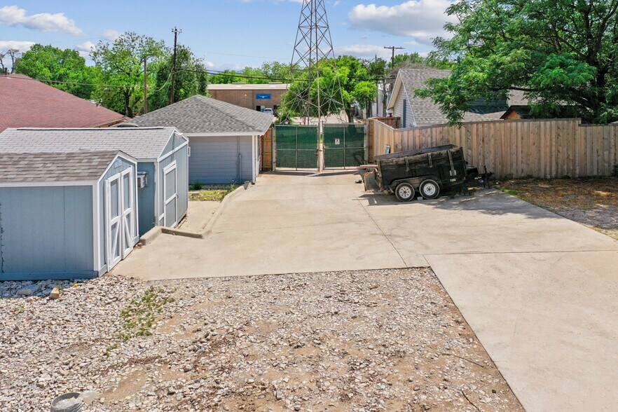 More Photos Of 2423 Hinton Dr, Irving Warehouse For Lease