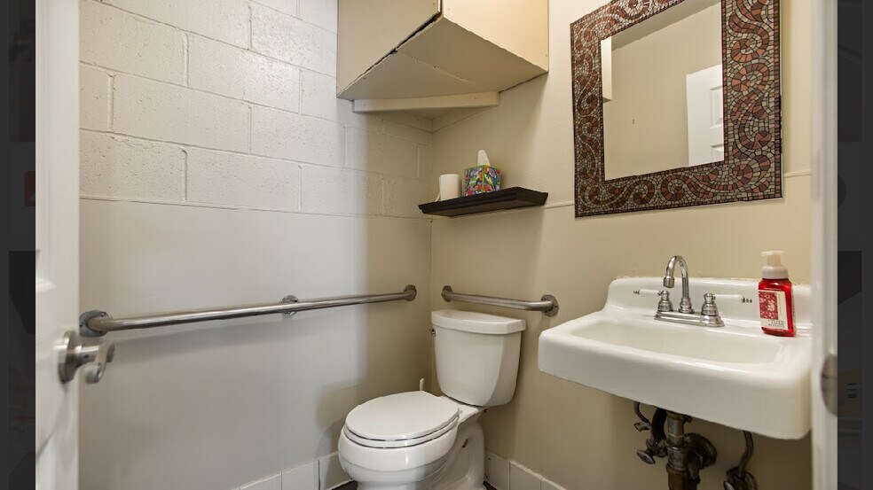 More Photos Of 11935-11945 Ventura Blvd, Studio City Storefront For Lease