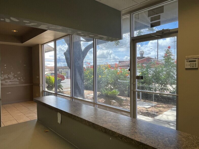 More Photos Of 7127 Somerset Rd, San Antonio Medical For Lease