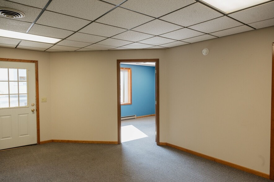 More Photos Of 435 Main St E, Trimont Flex For Sale