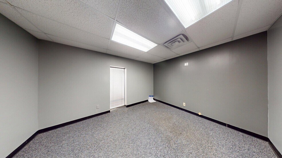 More Photos Of 2109 N Yellowood Ave, Broken Arrow Light Distribution For Lease