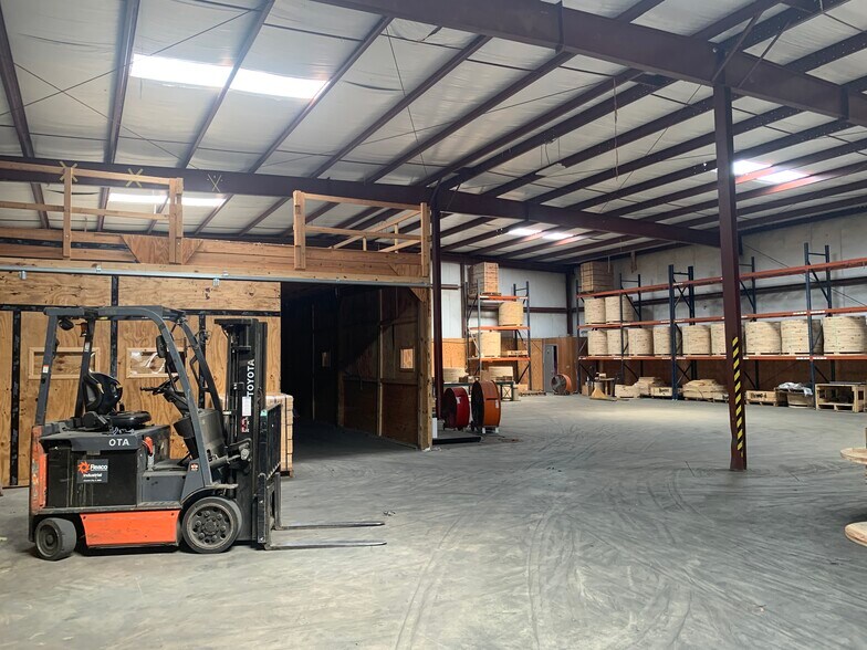 More Photos Of 386 Commerce Blvd, Bogart Warehouse For Lease