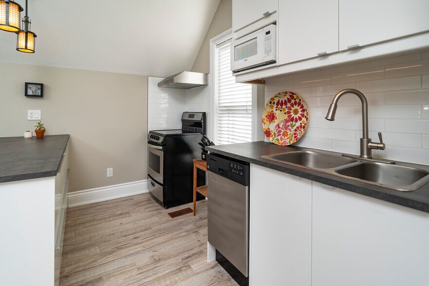 More Photos Of 6391 Main St, Whitchurch-Stouffville Storefront Retail Office For Sale