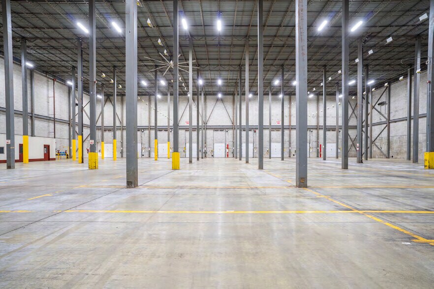 More Photos Of 1R Green St, Clinton Distribution For Lease