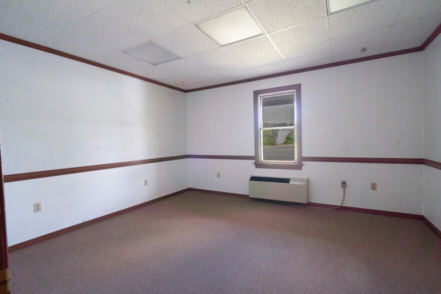 More Photos Of 220 Chesapeake Dr, White Stone Office For Sale