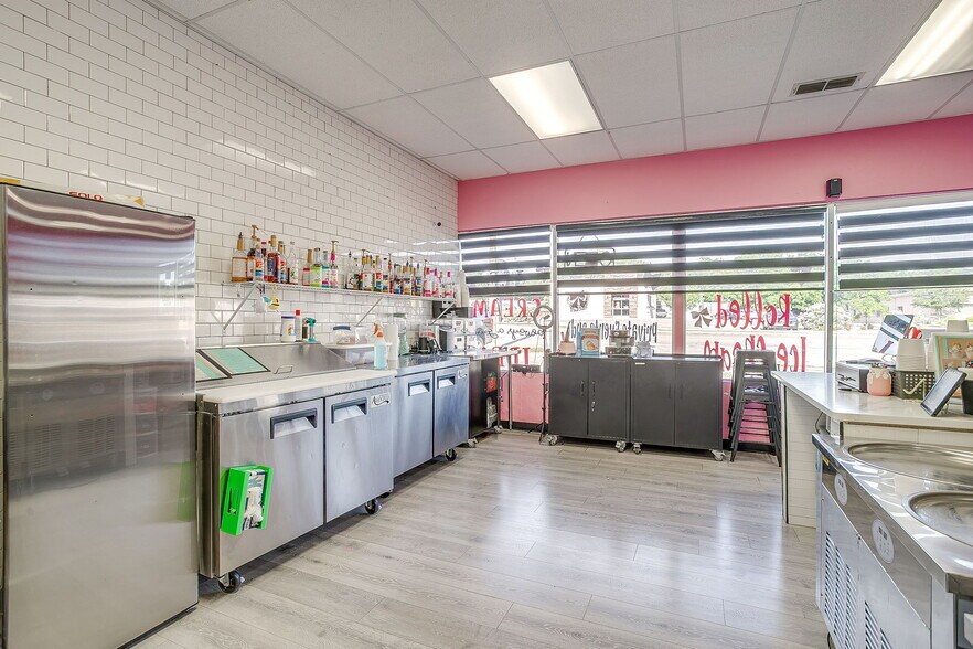 More Photos Of 1205 S Main St, Weatherford Freestanding For Sale