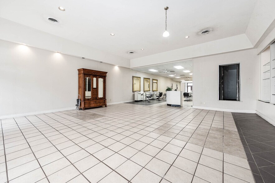 More Photos Of 101 E Monseratte St, El Campo Storefront For Sale