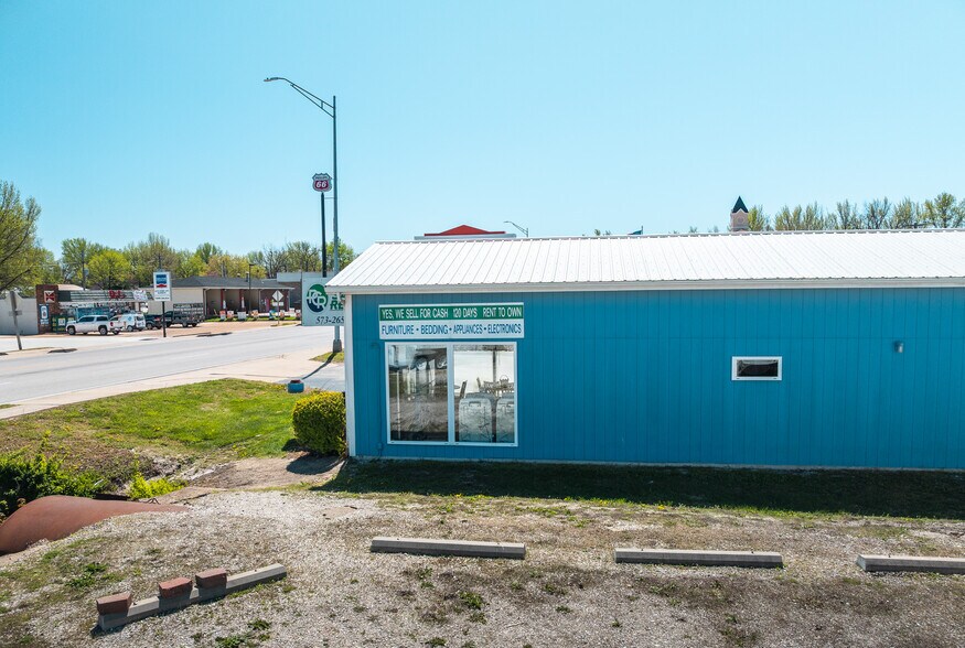 More Photos Of 329 N Jefferson St, Saint James Freestanding For Sale