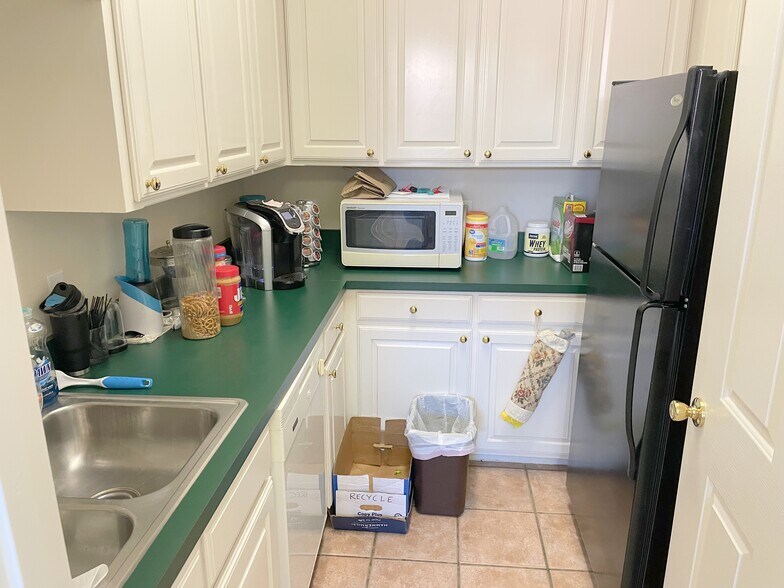 More Photos Of 2931 Oak Park Cir, Fort Worth Office For Lease