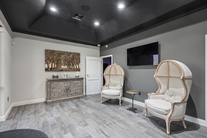 More Photos Of 8520 Tower Point Dr, Charlotte Light Distribution For Sale