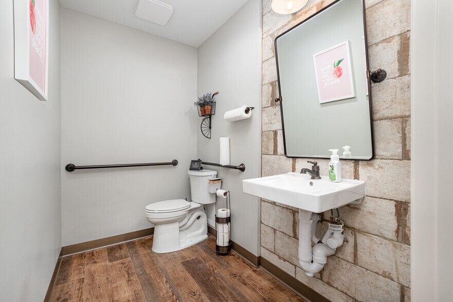 More Photos Of 4456-4460 Bridgetown Rd, Cincinnati Office For Lease