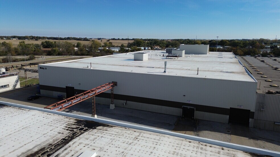 More Photos Of 200 E 90th St, Davenport Warehouse For Lease