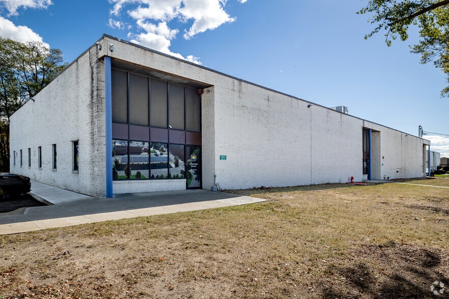 More Photos Of 1993-1997 Pond Rd, Ronkonkoma Warehouse For Lease