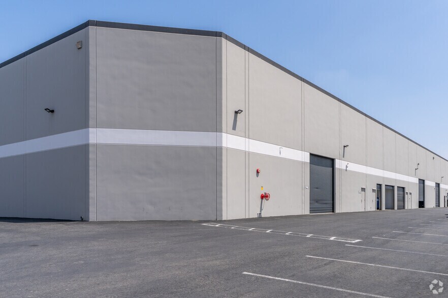 More Photos Of 2050 S Lynx Ave, Ontario Warehouse For Lease