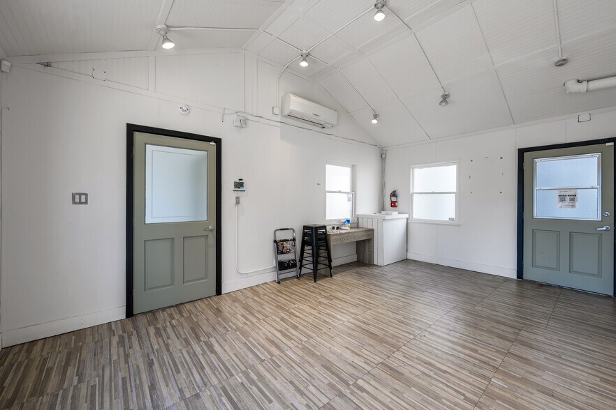 More Photos Of 537-539 N La Cienega Blvd, Los Angeles General Retail For Lease