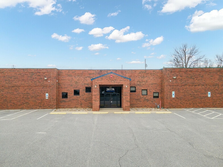 More Photos Of 2613-2617 Executive Point Dr, Monroe Showroom For Lease
