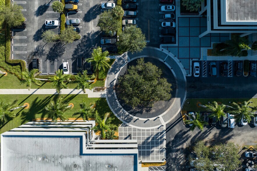 More Photos Of 8100 Oak Ln, Miami Lakes Office For Lease