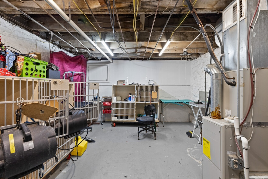 More Photos Of 5915 Belair Rd, Baltimore Veterinarian Kennel For Sale