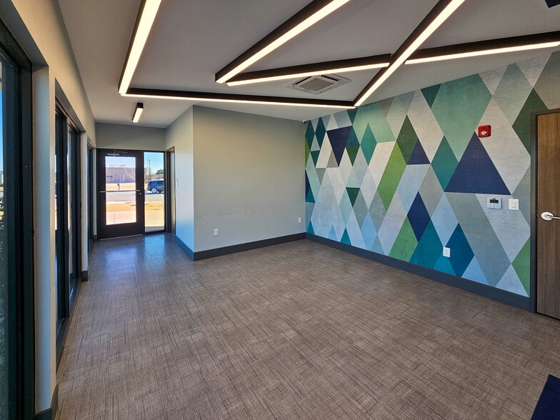 More Photos Of 6450 Central Park Blvd, Abilene Office For Sale