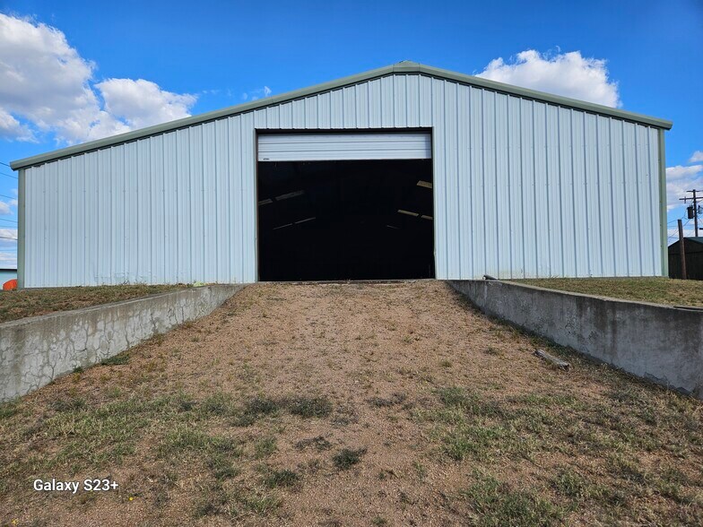 More Photos Of 1209 Bessemer Ave, Llano Light Distribution For Sale