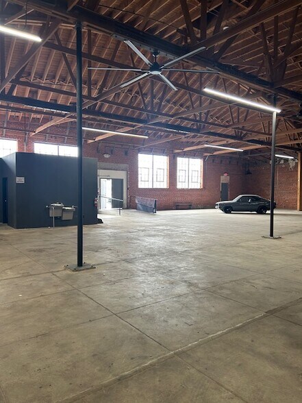 More Photos Of 615 S Anderson St, Los Angeles Manufacturing For Lease
