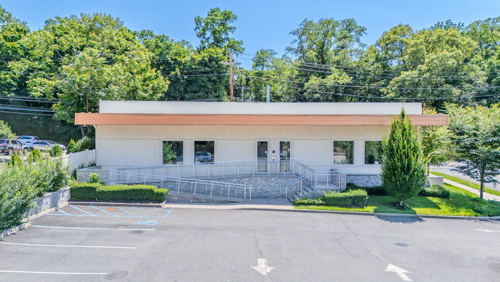 More Photos Of 607 W Jericho Tpke, Huntington General Retail For Lease