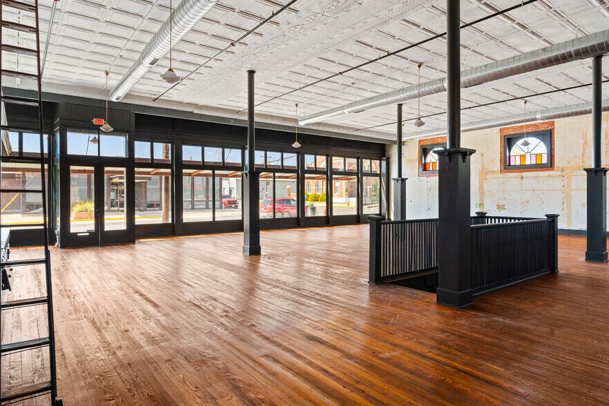 More Photos Of 119 W San Antonio St, Lockhart Storefront Retail Office For Lease