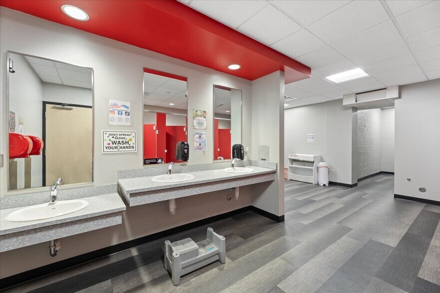 More Photos Of 7 S 4th St, Council Bluffs Health Club For Lease