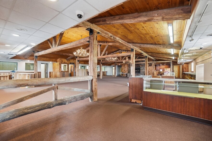 More Photos Of 309 E Leffel Ln, Springfield Freestanding For Sale