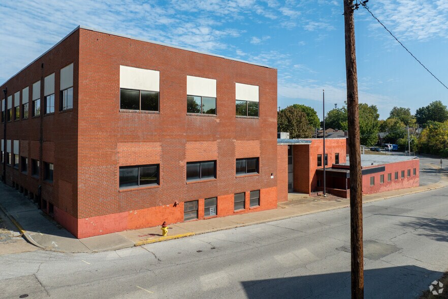 More Photos Of 707 E B St, Belleville Warehouse For Sale